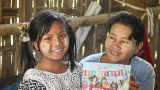Patenkind Ngwe aus Myanmar mit ihrer Mutter