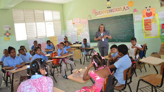 Patenkind in der Schule in der Dominikanischen Republik