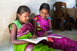 Exciba mit ihrer jüngeren Schwester beim Lernen