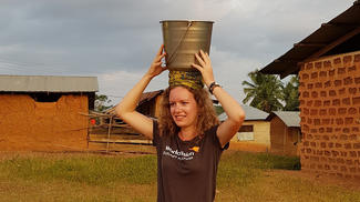 World Vision Mitarbeiterin Tatjana übt Wasser tragen.