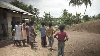Kinder in Ghana sehen dem World Vision-Auto entgegen