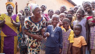 Patenkind Augustine aus Ghana mit Dorfbewohnern