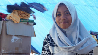 Dina konnte sich und ihre Schwester bei dem verheerenden Erdbeben in Indonesien retten