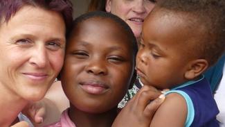 Patin Anja mit ihren beiden Patenkindern in Eswatini