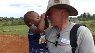 Pate Bernd mit seinem Patenkind in Eswatini
