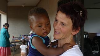 Patin Anja mit Patenkind Ayanda in Eswatini