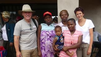 Paten Anja und Bernd mit der Familie ihres Patenkindes