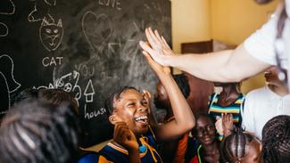 Schulkind in Sierra Leone in einem neuen Klassenraum.