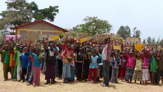 Grundschüler in Äthiopien begrüßen die Paten