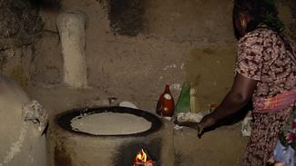 Fladenbrot Injera wird traditionell zubereitet