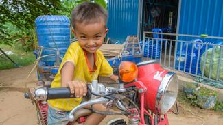 Junge auf einem Motorrad in Vietnam
