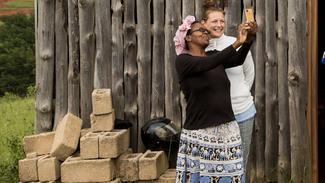 Gemeinsam Selfies mit der Queen of village auf der Patengruppenreise nach Eswatini