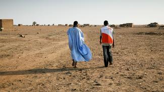 Mann in Mauretanien mit World Vision-Mitarbeiter