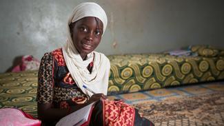 Mädchen in Mauretanien bei den Hausaufgaben