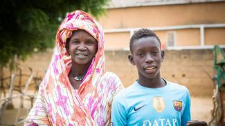 Mutter und Patenkind in Mauretanien