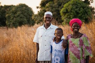 Patenkind Boubacar mit seinen glücklichen Eltern