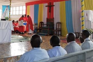 Pater Innocent Mivumbi klärt in seiner Kirche in Goma zu Ebola auf