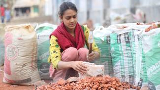 Mädchen zertrümmert Steine