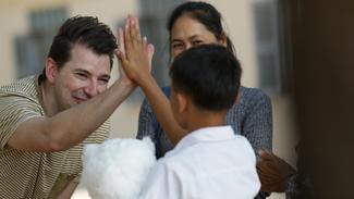 Jon Bauer mit seinem Patenkind in Kambodscha