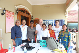 Yvonne und Jörg-Peter Liebscher mit ihrem Patenkind Kech in Kambodscha