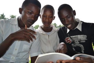 Jugendliche in Burundi sprechen miteinander über Aufklärung