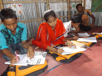 Jesmin aus Bangladesch im Bildungzentrum für arbeitende Kinder.