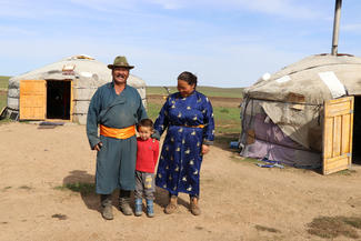 Bei einer mongolischen Nomadenfamilie