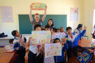 Die Paten Phương und Felix zu Besuch in der Schule ihres Patenkindes