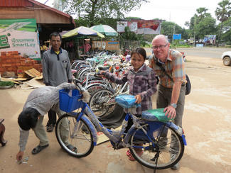 Patenkind Chanra aus Kambodscha mit seinem neuen Fahrrad