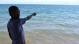 Junge vor dem Tanganjikasee in Burundi