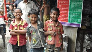 Kinderarbeiter Liton mit Freunden auf der Straße