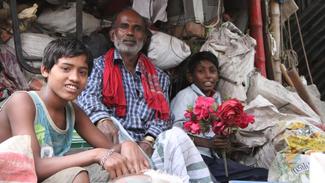 Ladenbesitzer Hussain setzt sich für die Kinder ein.