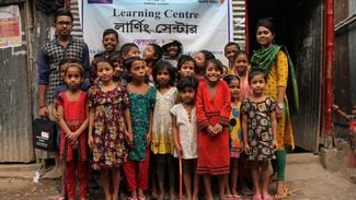 Kinder vor einem World Vision-Bildungszentrum