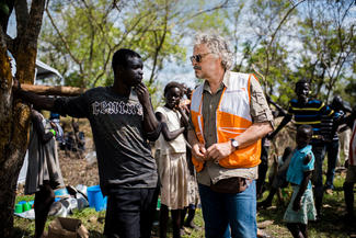 Wolfgang Niedecken unterhält sich mit neu angekommenen Flüchtlingen in Uganda.