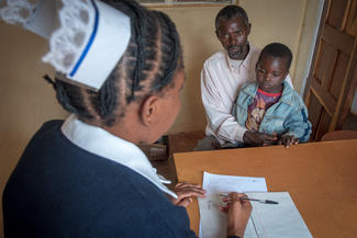 Adam wird im Krankenhaus untersucht
