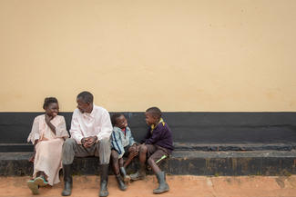 Adams Familie vorm Krankenhaus