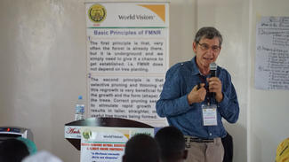 Über Seminare vermittelt Tony Rinaudo Wissen 