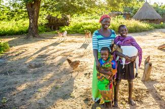 Familie hat nun viele Hühner und Ziegen