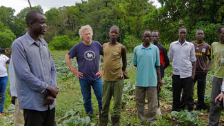 Wolfgang Niedecken besucht eine Farmergruppe aus ehemaligen Kindersoldaten