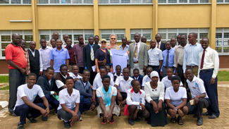 Wolfgang Niedecken besucht das Kalongo Technical Institute in Uganda