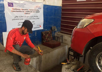 Hani bei seiner Mechaniker-Lehre im Youth Resolve-Programm