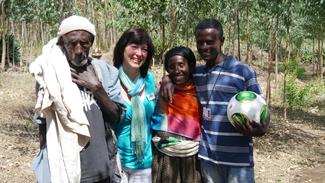 Patin Sabine Janzen mit der Familie ihres Patenkindes