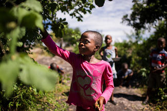 World Vision-Patenkind Praise aus Simbabwe sammelt in ihrer Freizeit wilde Beeren, Foto: M. Simaitis