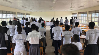 Wolfgang Niedecken besucht das Kalongo Technical Institute in Uganda