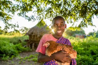 Sohn Resheal mit einem Huhn 