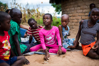 World Vision-Patenkind Praise aus Simbabwe spielt mit ihren Freunden Nhodo. Foto: M.Simaitis