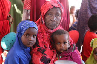 Kinder warten auf Hilfe in einem World Vision Zentrum