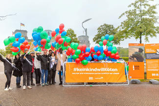 Luftballons für unerfüllte Träume von Kindern bei World Vision-Aktion vor dem Reichstag