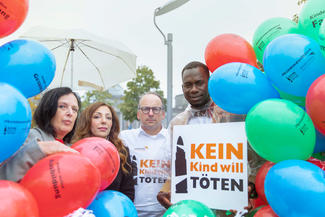Abgeordnete des Bundestags mit dem ehemaligen Kindersoldaten Innocent Opwonya und mit Christoph Waffenschmidt bei World Vision-Aktion "Kein Kind will töten"
