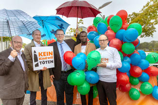 Mitglieder des Bundestags bei World Vision-Aktion "Kein Kind will töten"